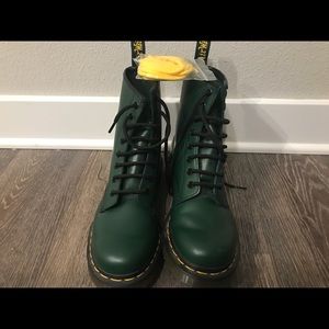 Dr. Martens Women 8-Eye 1460 Smooth in Size 7